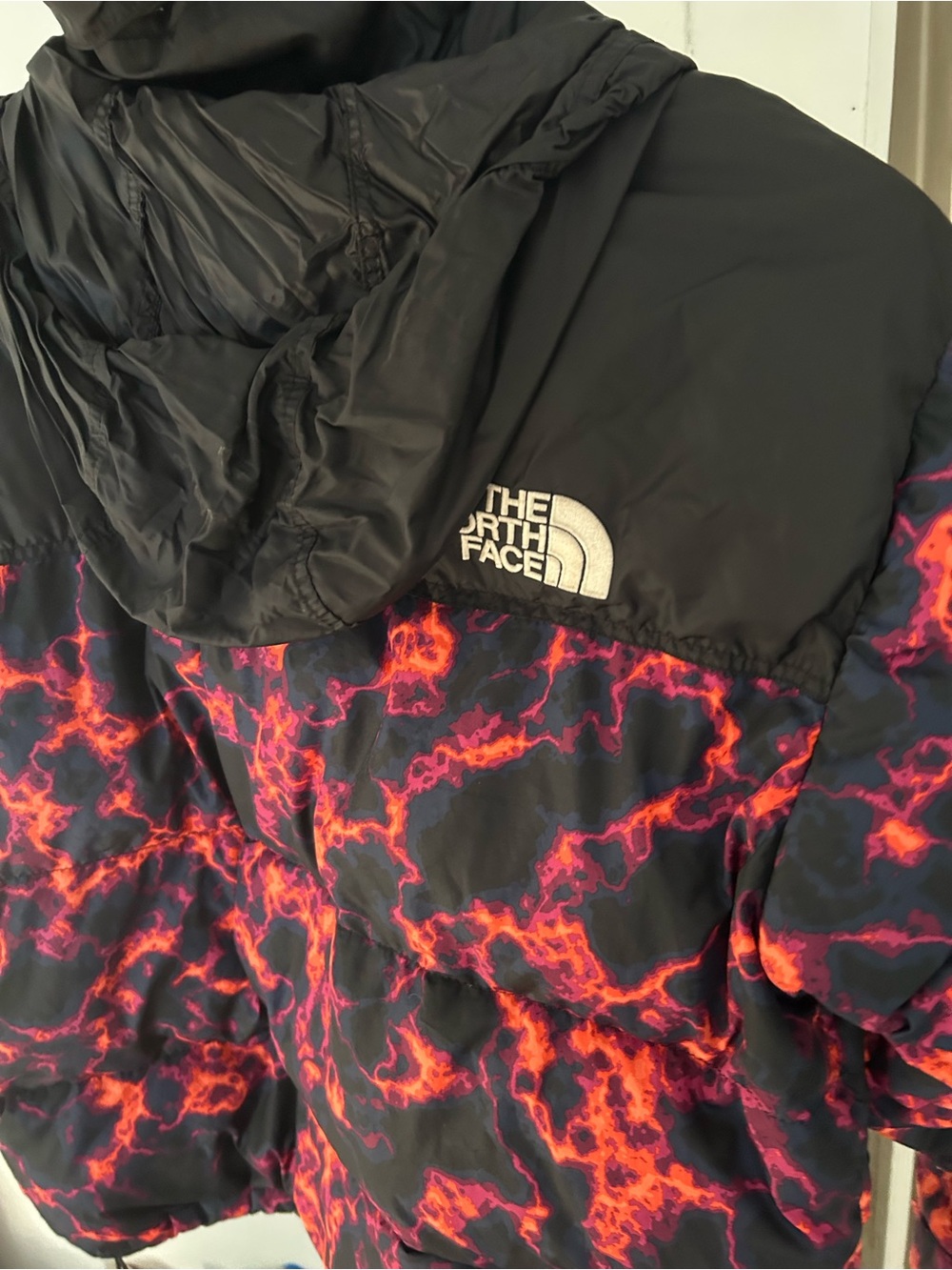 THE NORTH FACE  1996 RETRO PRINTED FIRE lava NUPTSE JACKET men’s medium - hole - Picture 9 of 11